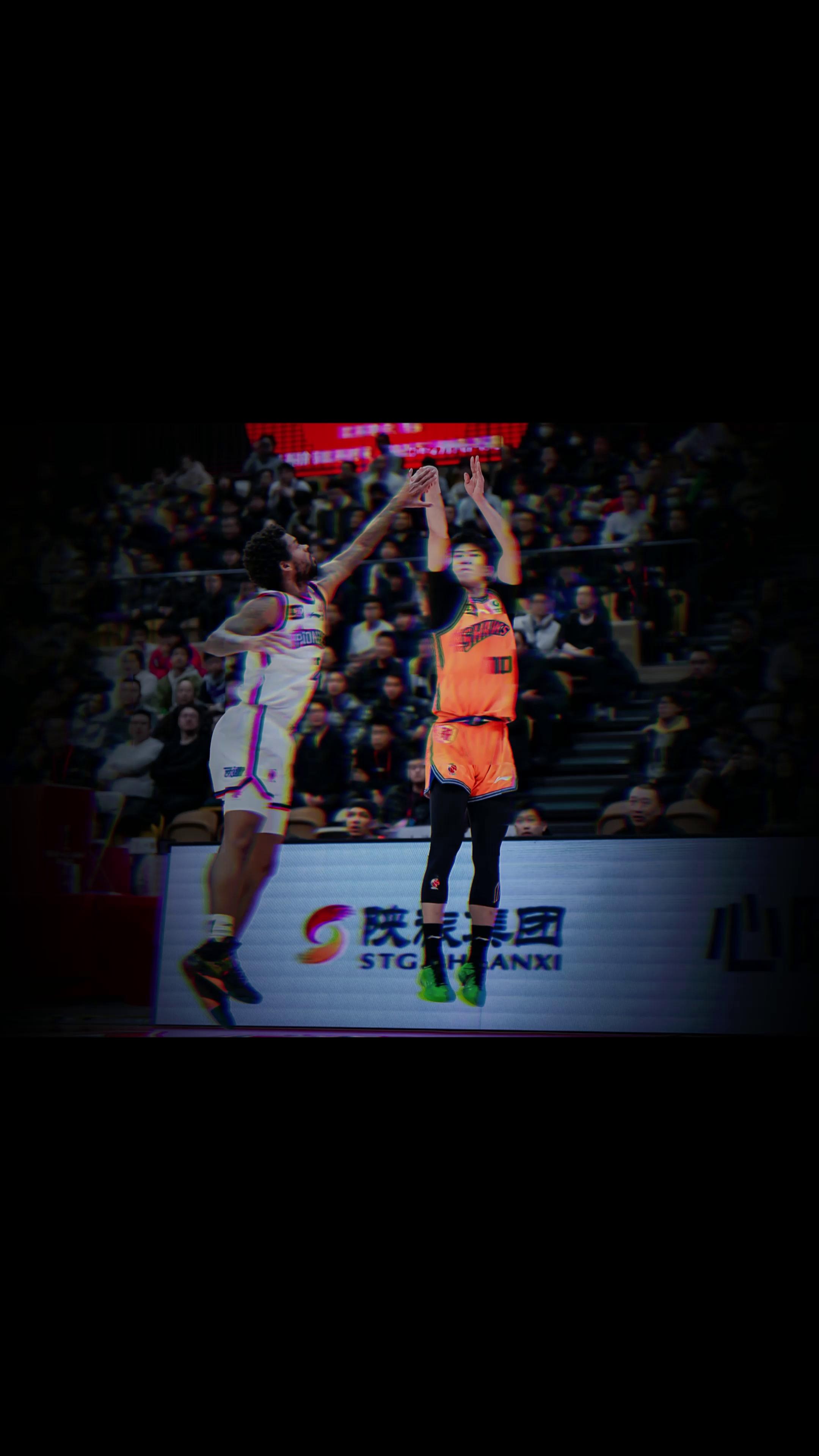 新秀崭露头角，备受球迷瞩目的简单介绍